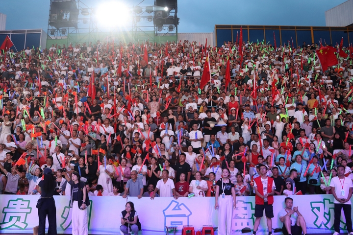 舞出浓郁民族风!贵州独山花灯《扇韵欢歌》在村BA舞台绽放。