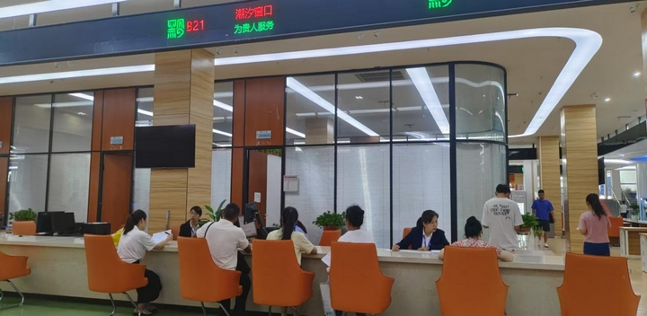 开阳县政务大厅“一表通办”服务.jpg