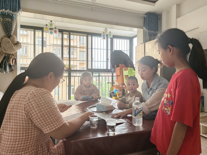 学校老师开展随迁子女家访.jpg