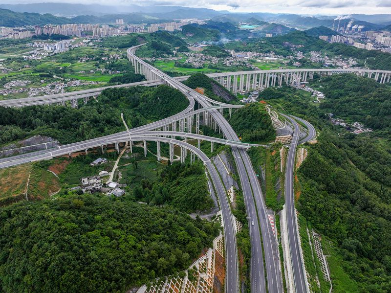 贵州省毕节市金沙县境内，筑蓉高速公路与杭瑞高速公路穿越田园，壮美如画，助推带动沿线乡村振兴。