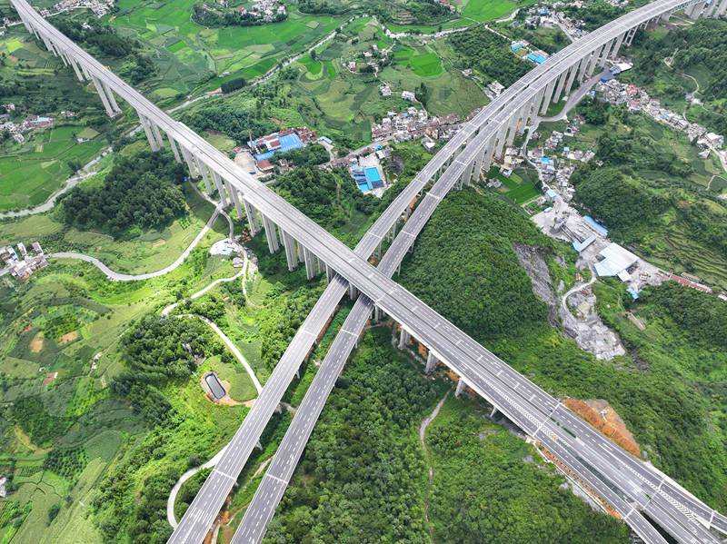 贵州省毕节市金沙县境内，筑蓉高速公路与杭瑞高速公路穿越田园，壮美如画，助推带动沿线乡村振兴。
