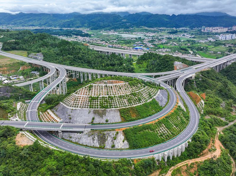 贵州省毕节市金沙县境内，筑蓉高速公路与杭瑞高速公路穿越田园，壮美如画，助推带动沿线乡村振兴。