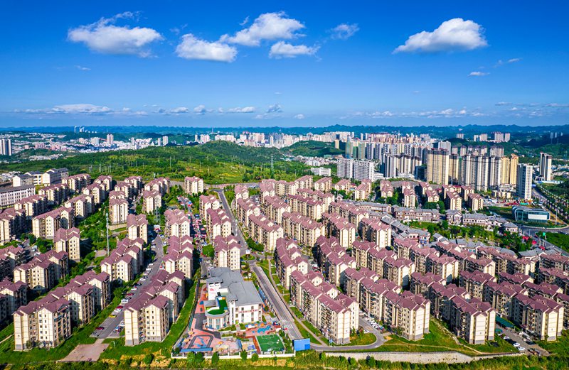 航拍贵州省黔西市锦绣花都易地扶贫搬迁安置点。