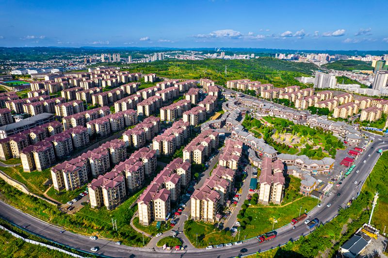 航拍贵州省黔西市锦绣花都易地扶贫搬迁安置点。