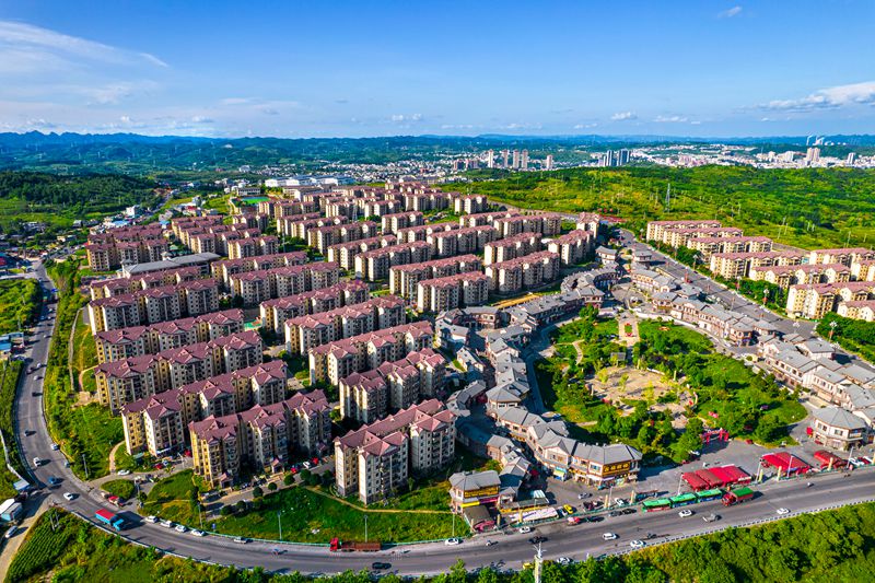 航拍贵州省黔西市锦绣花都易地扶贫搬迁安置点。