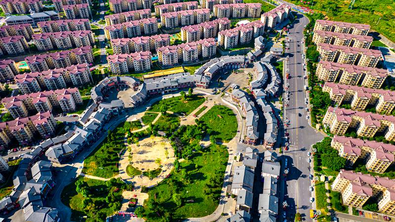 航拍贵州省黔西市锦绣花都易地扶贫搬迁安置点。