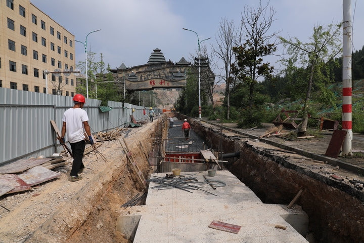 大龙开发区大龙街道推进污水管网改造工程。.jpg