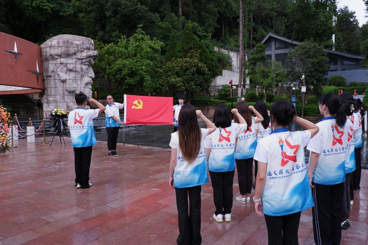 首都師范大學“遵義薪火·苗寨傳聲”專項活動骨干志願者暑期實踐隊在遵義紅軍烈士陵園重溫入黨誓詞.jpg