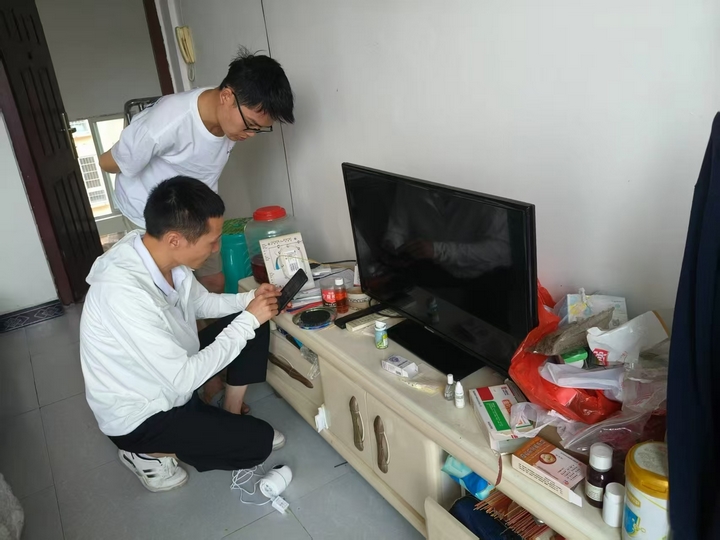 工作人员上门调试设备.