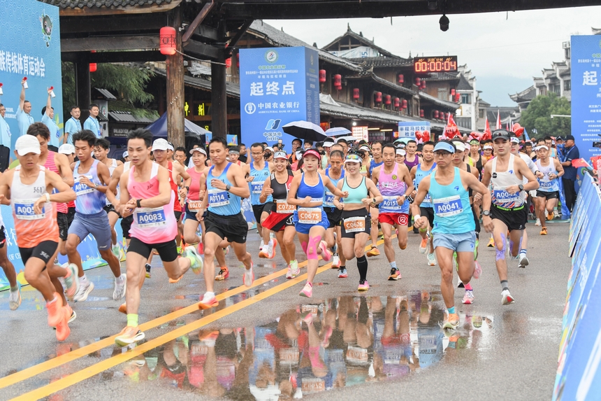 黔东南州第十一届运动会半程马拉松在黄平旧州古镇激情开跑。
