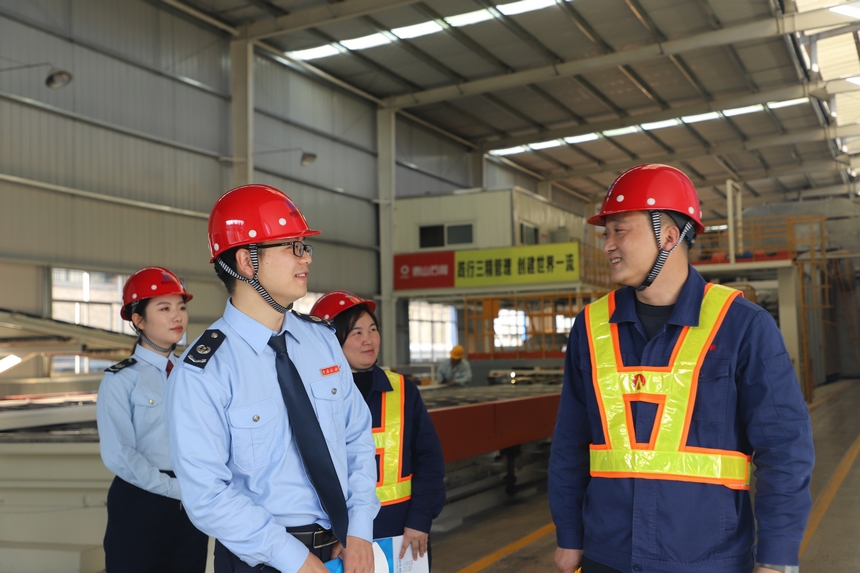 福泉市稅務局稅費服務專員到企業送達《稅費服務指引》,宣傳稅收優惠政策。