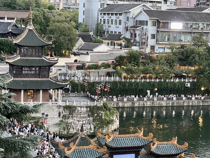 贵阳城区风景一隅。