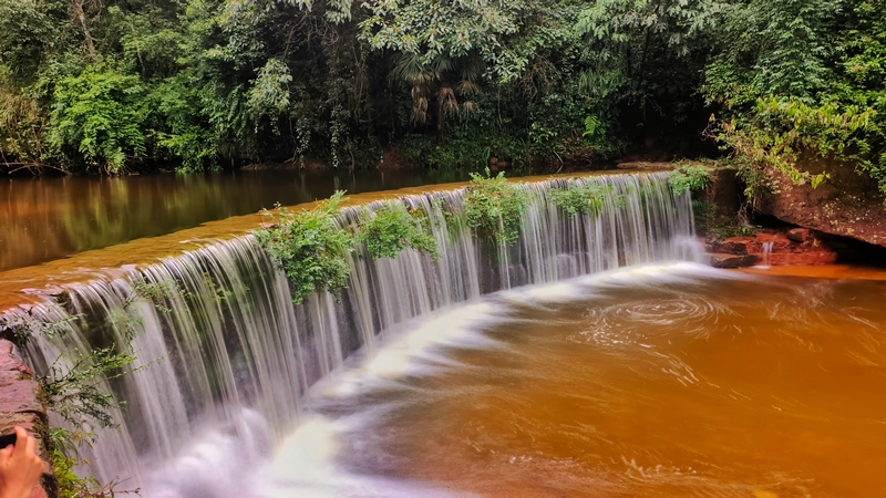 丹霞谷水瀑潺潺,翠绿掩映,绘就天然山水卷。 习水县融媒体中心供图
