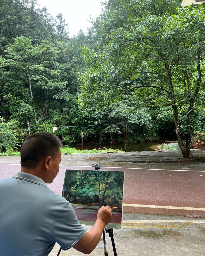 画者对景进行油画创作，用色彩捕捉丹霞谷自然生机。习水县融媒体中心供图