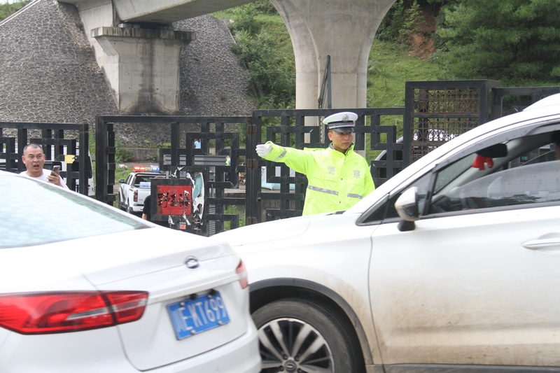 火把节期间民警指挥车辆停放。