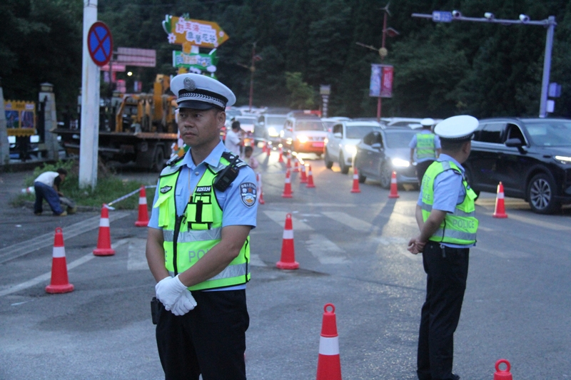民警执勤。