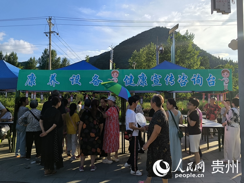 贵州中医药大学第二附属医院中医药健康宣传及义诊活动现场。实习生 张燕平摄