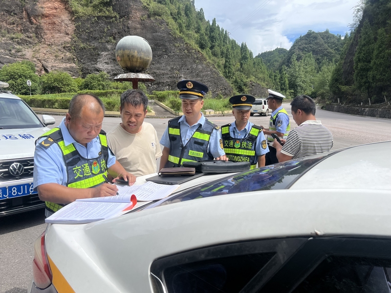 開展超限超載車輛專項治理行動現場。