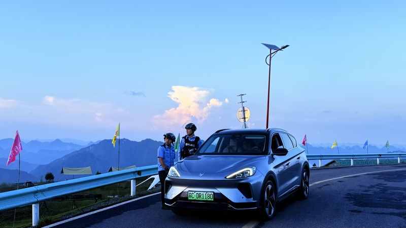 夜间巡逻守护。