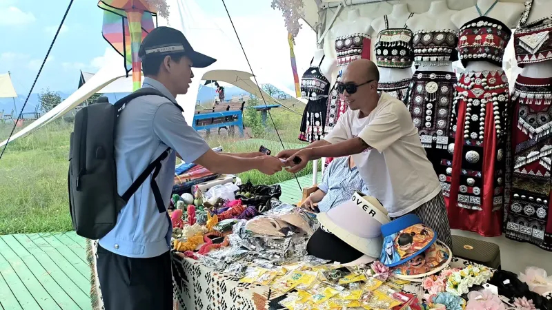 向游客发放警民联系卡。