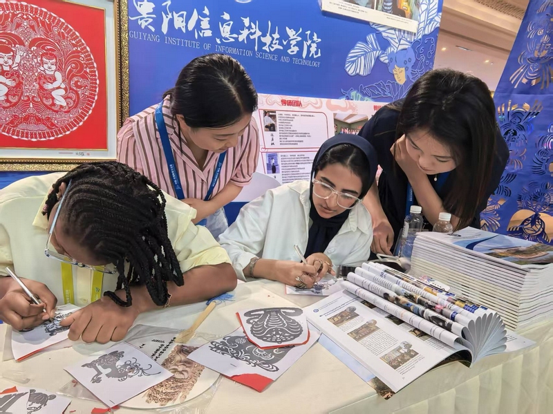 主会场非遗剪纸展览区。