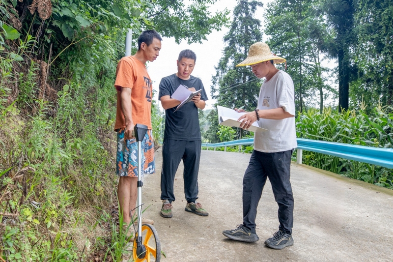 木杉村供水入户管网改造工程验收现场。
