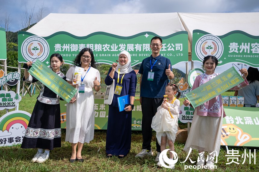 嘉宾与现场工作人员合影。人民网记者 涂敏摄