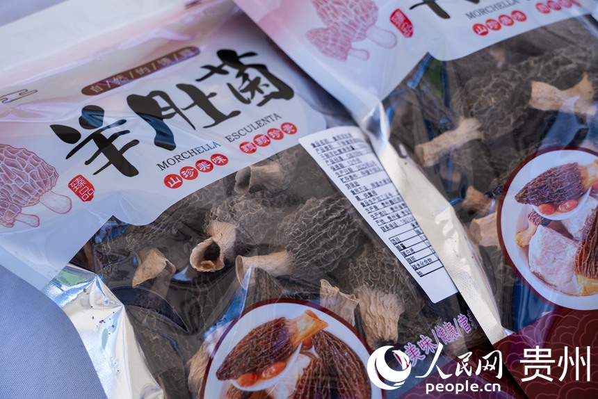 现场展出的袋装羊肚菌。人民网记者 涂敏摄
