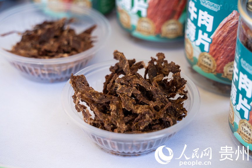 现场展出的牛肉干。人民网记者 涂敏摄