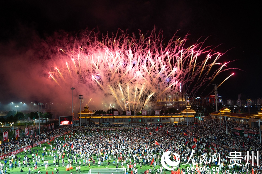 “村超”感恩之夜烟花秀。人民网 阳茜摄