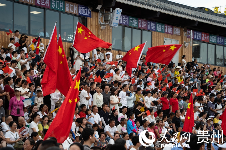 “村超”现场观赛区座无虚席。人民网 阳茜摄