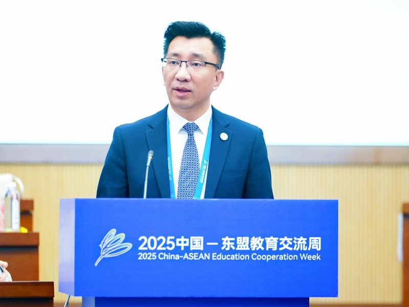 贵州省教育厅副厅长白震发言。