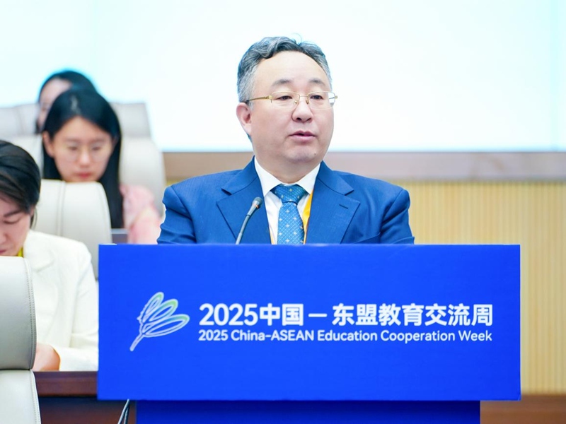 贵州民族大学副校长崔海洋发言。