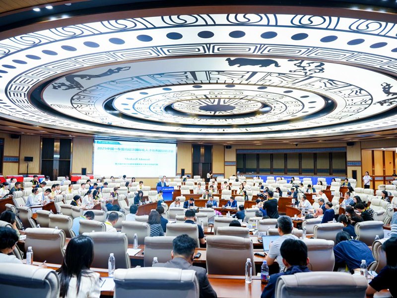 专家发表主旨演讲。