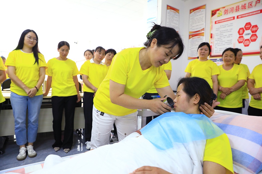 养老护理培训班学员粟吉花在进行实操演练。