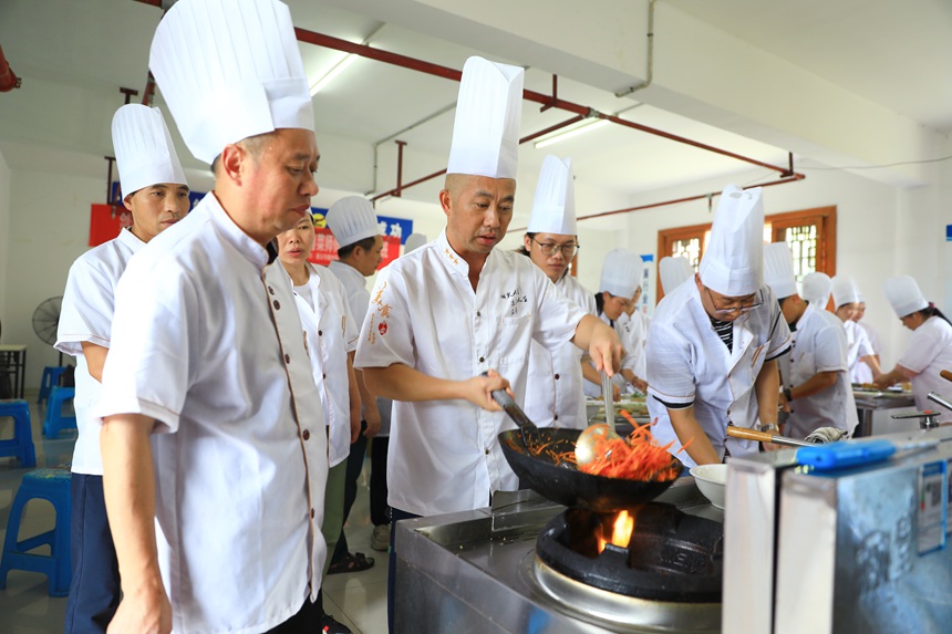 中式烹调师（粤菜师傅）老师在教学颠勺技巧。