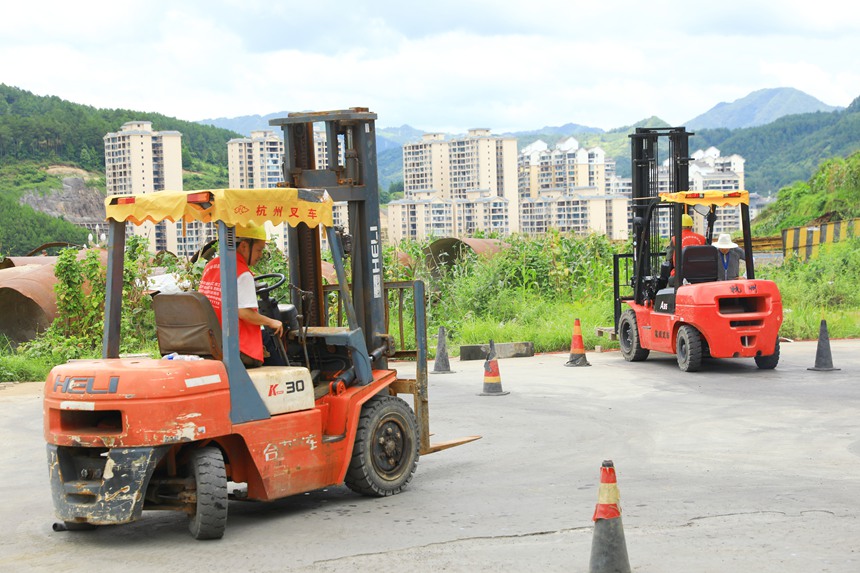 叉车司机培训班学员在进行实操练习。
