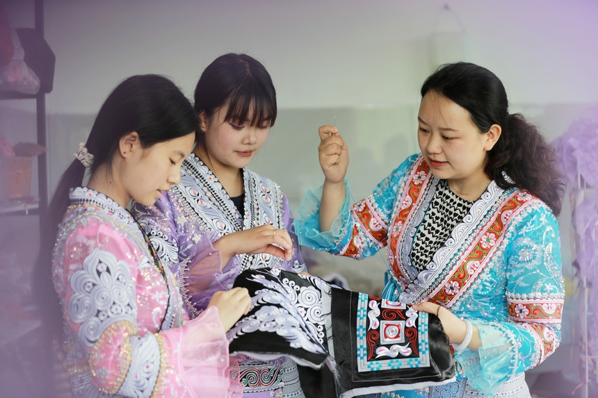 “地方苗族文化融入初中语文教学的实践研究”课题组的老师带领学生前来学习苗族刺绣文化。