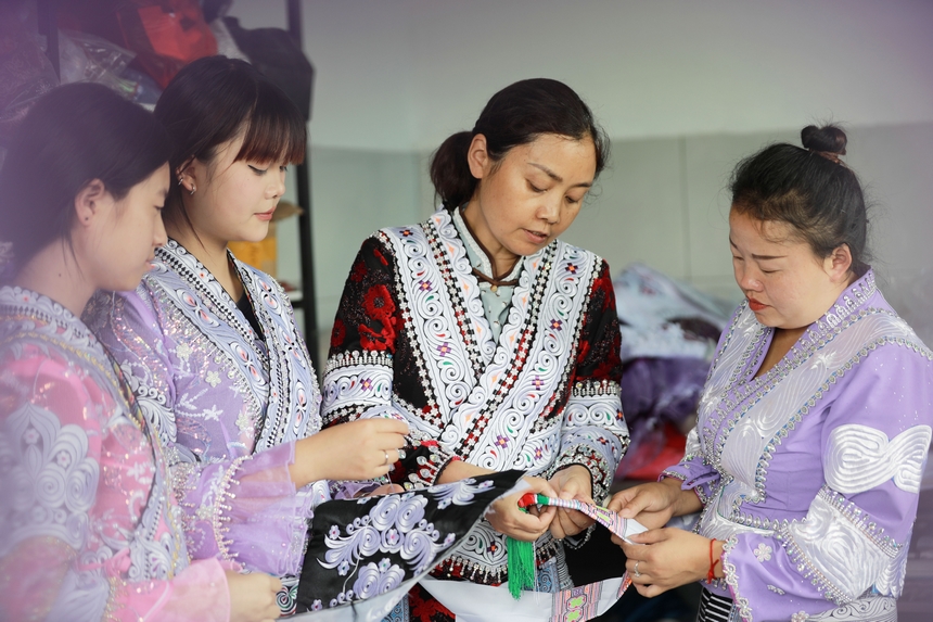 “地方苗族文化融入初中语文教学的实践研究”课题组的老师带领学生前来学习苗族刺绣文化。