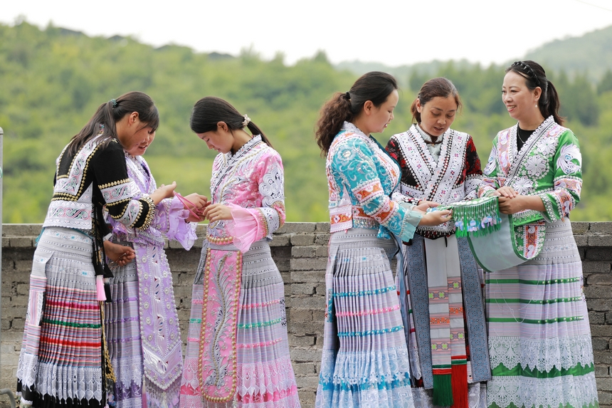“地方苗族文化融入初中语文教学的实践研究”课题组的老师带领学生前来学习苗族刺绣文化。