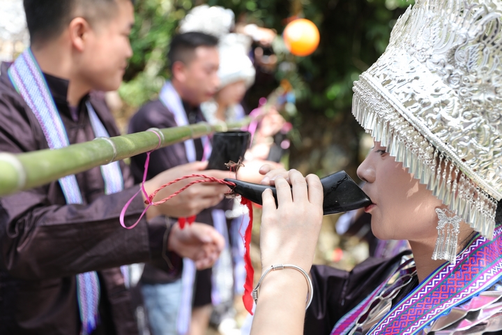 剑河县平鸟村“吃新节”活动中，苗族姑娘在品尝拦门酒。岑光柱  摄.JPG