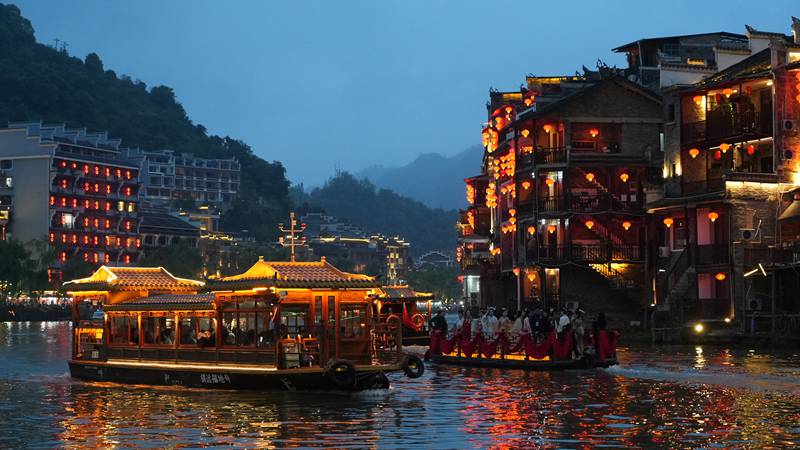 夜游㵲阳河。车逢路摄