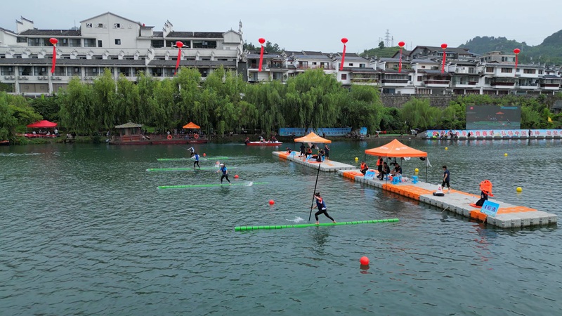 独竹漂比赛。吴贤和摄