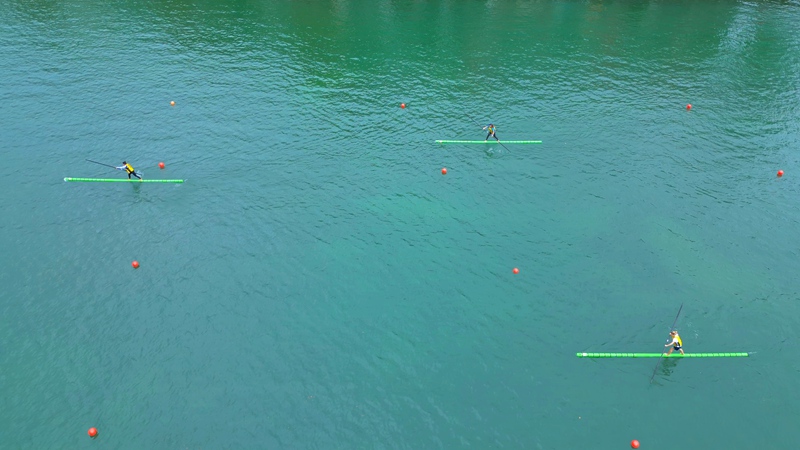 水上轻功。吴贤和摄