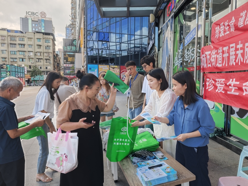 7月25日,黔东南州水务局联合凯里市水务局、城西街道在凯里市清江国际广场宣传防溺水知识。杨瑞摄