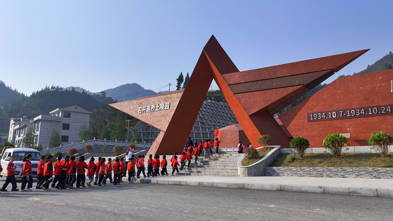 甘溪中小學在紅軍烈士墓開展掃墓活動。