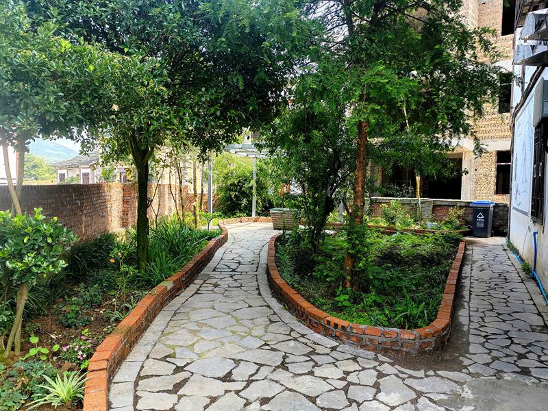 小壩鎮公雞山村庭院別致 干淨整潔。萬飄陽攝