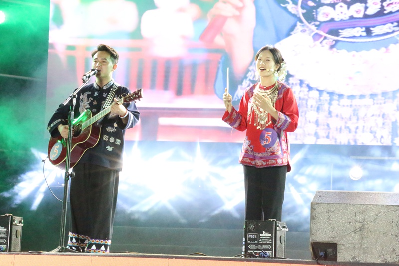 图为水族歌手。