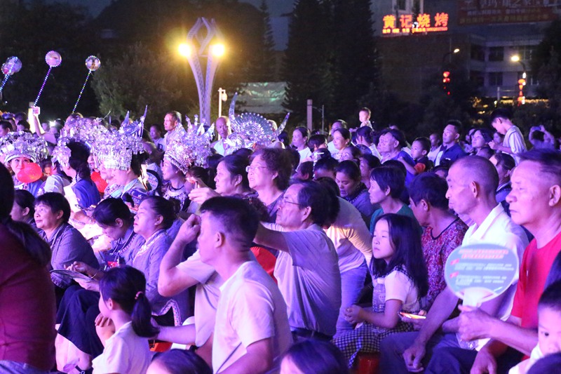 图为观众热情高涨。