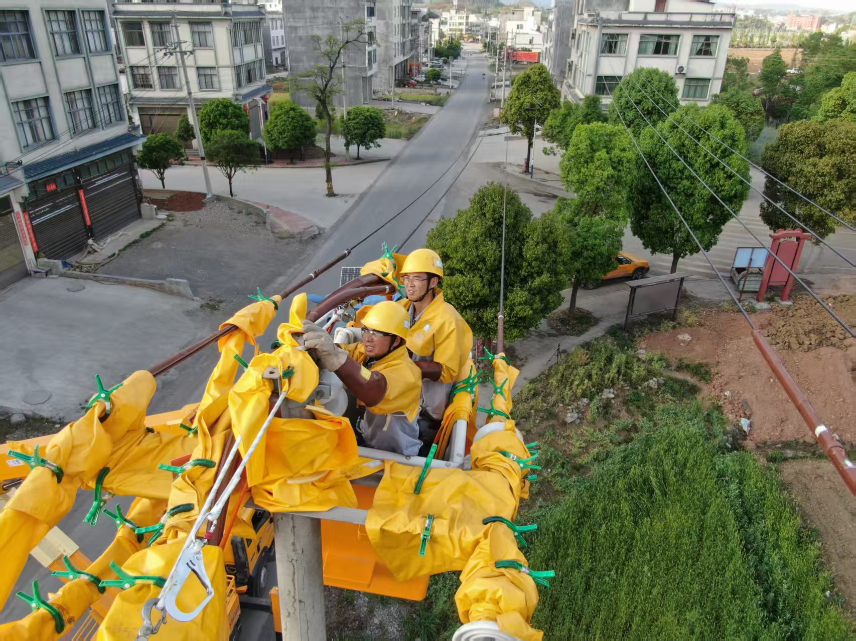 帶電作業現場。興義供電局供圖